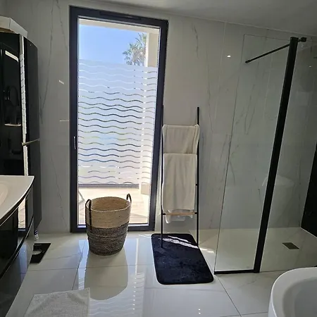 Villa Contemporaine Aux Issambres - Fr-1-768-118 *